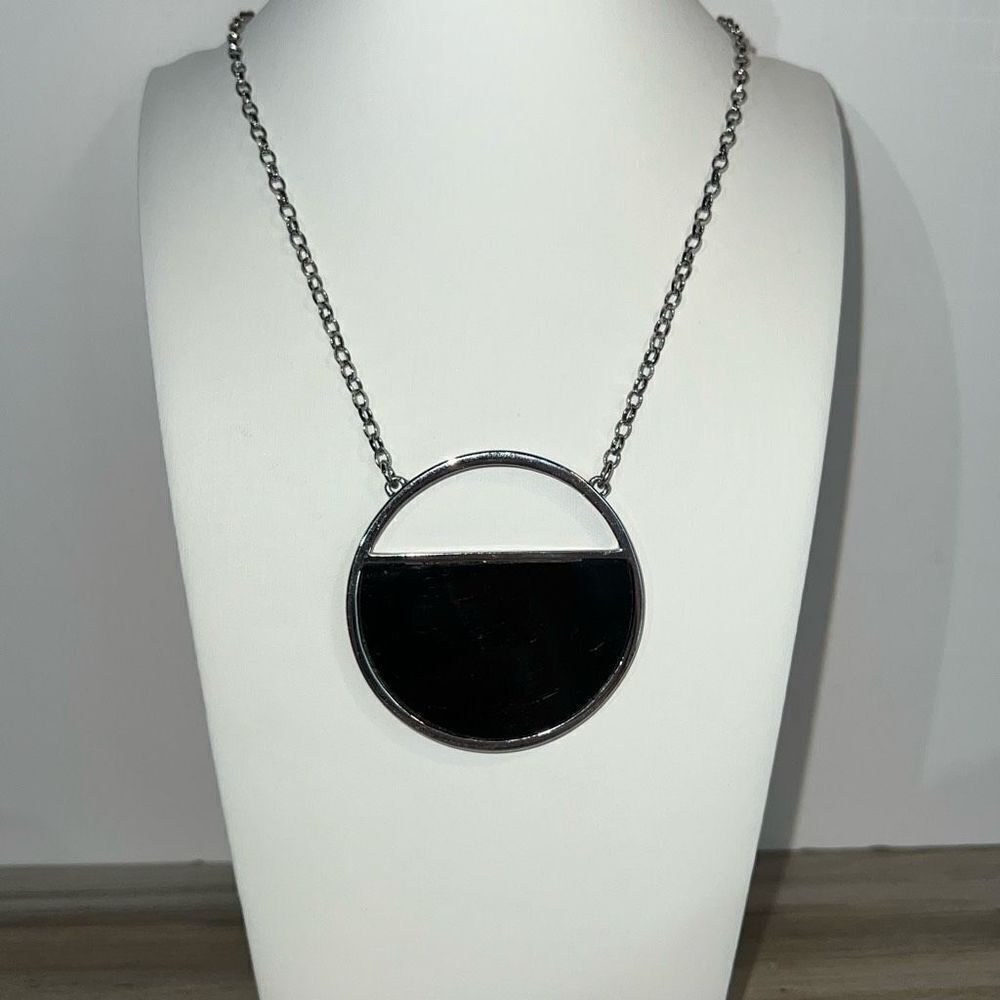 Lane Bryant Modernist Art Deco Round Silver Tone And Black Long Pendent Classic 8$
